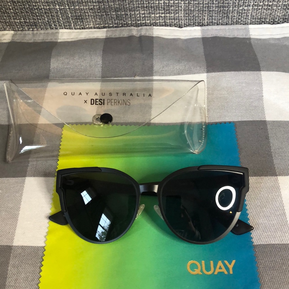 COPY - Quay sunglasses “Game On” cat eye shaped sunglasses w/ case and cleaning…